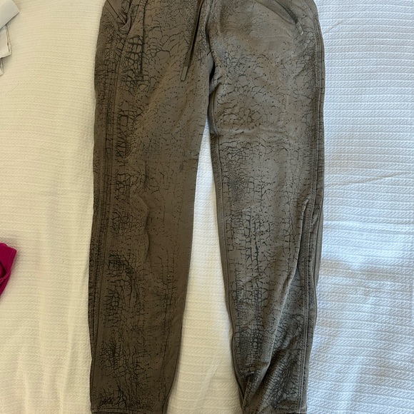 lululemon gray snakeskin joggers - Picture 1 of 3
